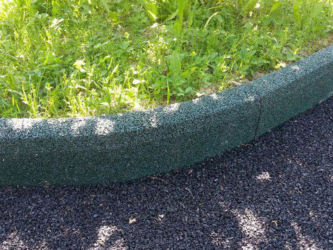 Резиновый бордюр для тротуарного покрытия