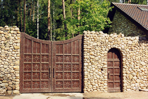 Забор из натурального камня