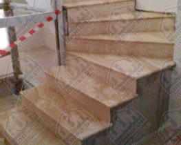 Внутренняя лестница из мрамора Дайна Реале