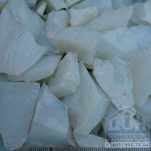 Стеклянная крошка бело-голубая фр. 20-40 мм