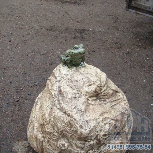 Скульптура из шамота «Лягушка на камне»